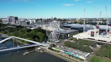 Nisan 2023 'te Brisbane CBD üzerinde nehre ve birçok köprüye bakan hava aracı görüntüleri. Yüksek kalite 4k görüntü