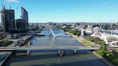 Nisan 2023 'te Brisbane CBD üzerinde nehre ve birçok köprüye bakan hava aracı görüntüleri. Yüksek kalite 4k görüntü