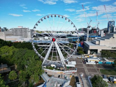 Nisan 2023 'te Brisbane CBD üzerinde nehre ve birçok köprüye bakan hava aracı görüntüleri. Yüksek kalite 4k görüntü