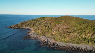 Okyanusa bakan mavi gökyüzü bulutsuz gününde Noosa Ulusal Parkı Queensland Avustralya üzerindeki hava görüntüleri. Yüksek Kalite Video