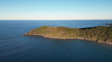 Okyanusa bakan mavi gökyüzü bulutsuz gününde Noosa Ulusal Parkı Queensland Avustralya üzerindeki hava görüntüleri. Yüksek Kalite Video