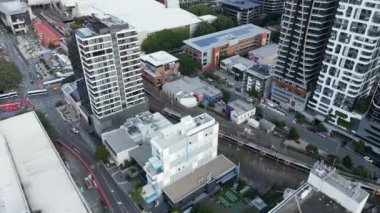 Nisan 2023 'te Brisbane CBD üzerinde nehre ve birçok köprüye bakan hava aracı görüntüleri. Yüksek Kalite 4K Görüntü