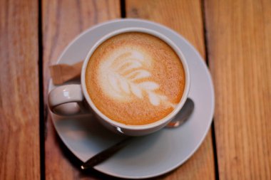 Masada bir fincan kapuçino, bir fincan kahve.