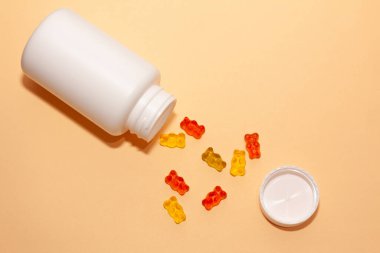 Şeftali tüyü bir arka planda çocuk vitaminleri kavanozu renkli jöle ayılar