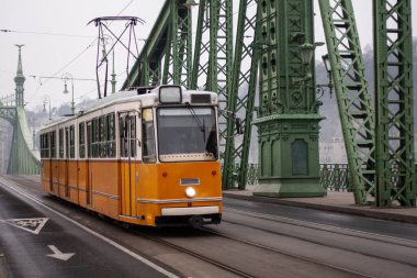 Budapeşte 'deki Özgürlük Köprüsü' nde sarı tramvay, toplu taşıma