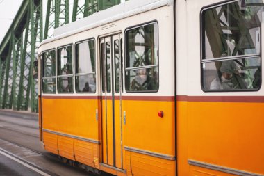 Sarı tramvay, toplu taşıma.