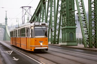 Budapeşte 'deki Özgürlük Köprüsü' nde sarı tramvay, toplu taşıma