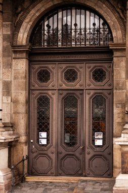 Binadaki eski kahverengi çift kapılı