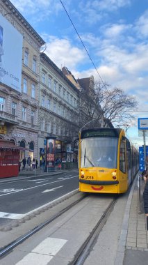 Budapeşte caddesinde sarı tramvay