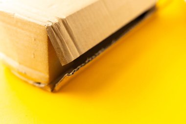 uzun kıvrımlı fiberboard kutusu, yan görünüm