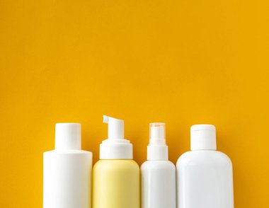 Markasız şişeler, güzellik ve kaplıca konsepti.