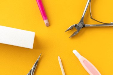 Çemberde bir dizi manikür aleti.