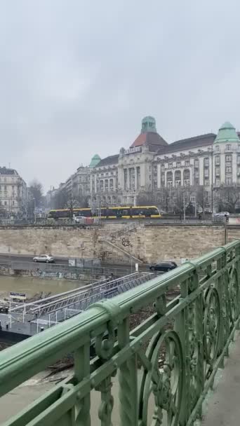 Żółty Tramwaj Jedzie Ulicami Budapesztu — Wideo stockowe