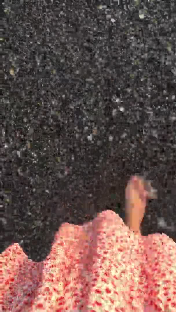 Γυναικεία Πόδια Στο Αφρώδες Κύμα Της Θάλασσας Βότσαλα — Αρχείο Βίντεο