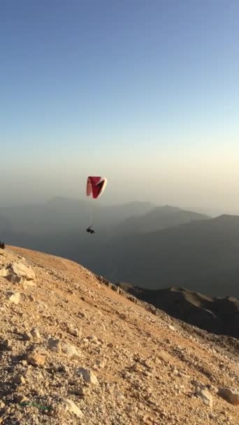 Gleitschirmfliegen Den Bergen Mount Takhtala — Stockvideo