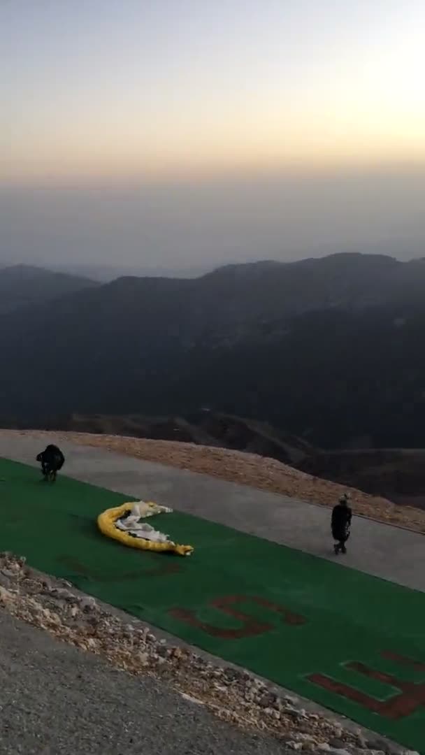 Dağlarda Yamaç Paraşütü Takhtala Dağı Zaman Atlaması — Stok video