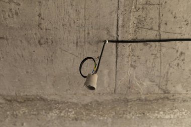beton tavan, gri renk, elektrik kablosu