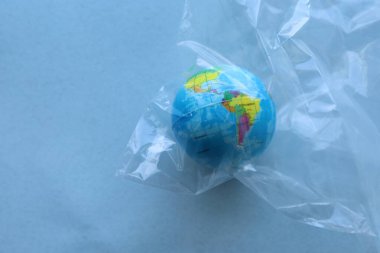 naylon torba içinde dünya, geri dönüşüm konsepti