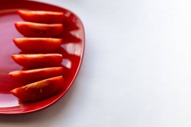 Kırmızı tabakta domates dilimleri