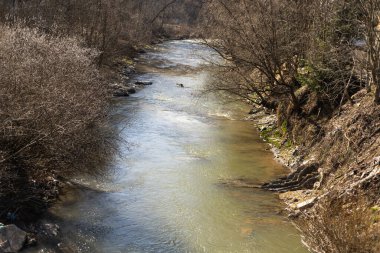 Bir dağ nehri akıntısı, açık havada