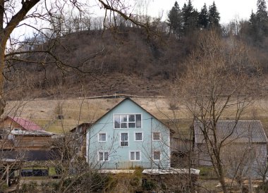 Dağlarda mavi bir ev