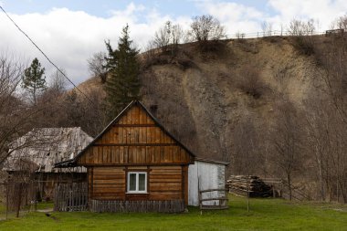 ahşap dağ evi, dağ manzarası