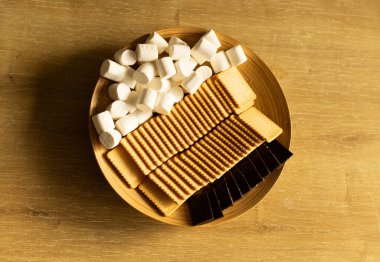 Atıştırmalık tabaklar, kurabiyeler, şekerlemeler, çikolata, üst manzara