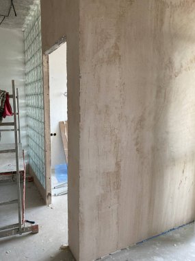 Bina yenileme çalışmaları apartmanda yapılıyor.