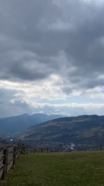 Gökyüzü manzarası ve karla kaplı yüksek dağlar, dikey video