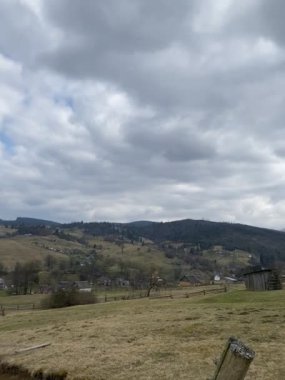 Gökyüzü manzarası ve karla kaplı yüksek dağlar.