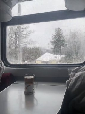 Tren kompartımanında bir bardak çay.