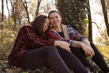 Doğada iki genç kadın, ormanda.