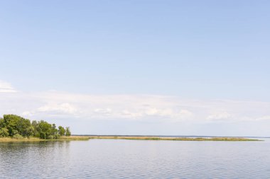 Manzara, rezervuarın kıyısı, mavi gökyüzü.