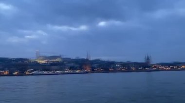 Budapeşte kıyılarından manzara, akşam
