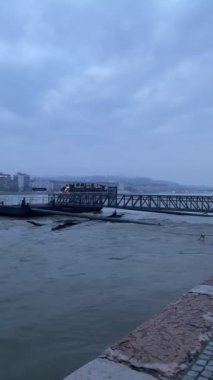 Budapeşte kıyılarından manzara, akşam