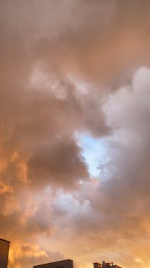 Pembe bulutlar gökyüzünde süzülür, günbatımı