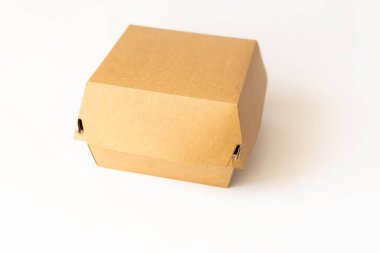 Karton ambalaj, hamburger kutusu, beyaz arka planda pasta bükme.