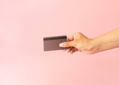 Kadın elinde kredi kartı, kart ödemesi.