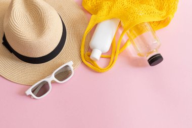 Hasır şapkalı, kremalı, güneş gözlüklü, su şişeli, yaz tatili konsepti