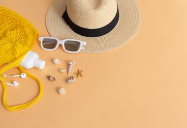 Hasır şapkalı, kremalı, güneş gözlüklü, deniz kabuklu, deniz tatili konsepti