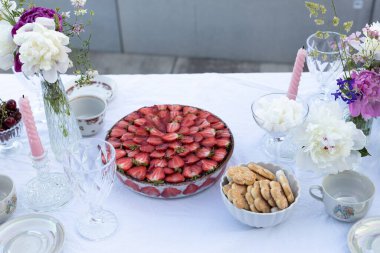 Şenlik masasında çilekli kek, masada çilekli pasta.