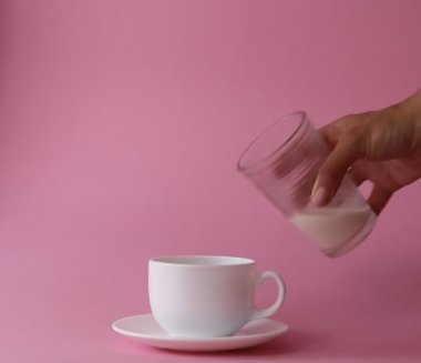  bir fincan kahve süt dökme