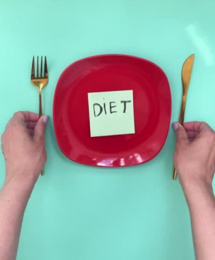 Tabak ve çatal bıçak etiketi, kilo kaybı konsepti, diyet