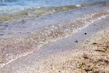 Dalgalar kıyıya vurur, deniz manzarası