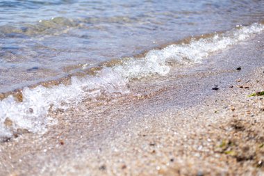 Dalgalar kıyıya vurur, deniz manzarası