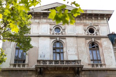 mimari öğeler, tarihi bir binanın pencereleri