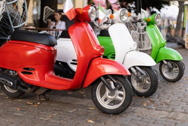 İtalyan bayrağı renginde üç açık hava motosikleti.