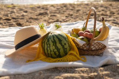 Açık hava pikniği. Meyveler ve deniz manzaralı iki bardak.