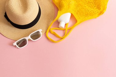 Plaj şapkası, güneş gözlüğü, krem peynir.