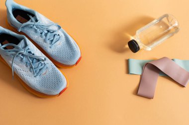 Düz yatak sporları, lastik bantlar, su, spor ayakkabıları